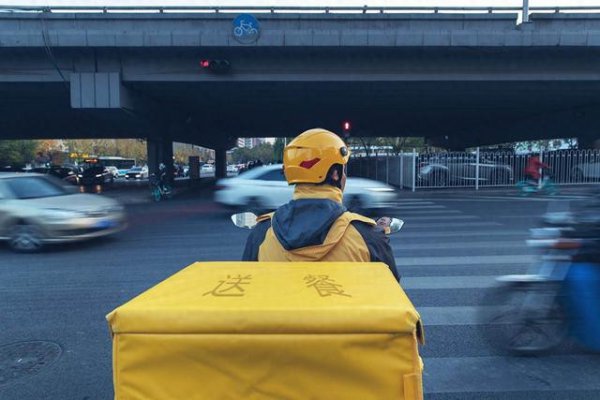 外卖配送，“慢少许”又何妨？｜羊晚快评